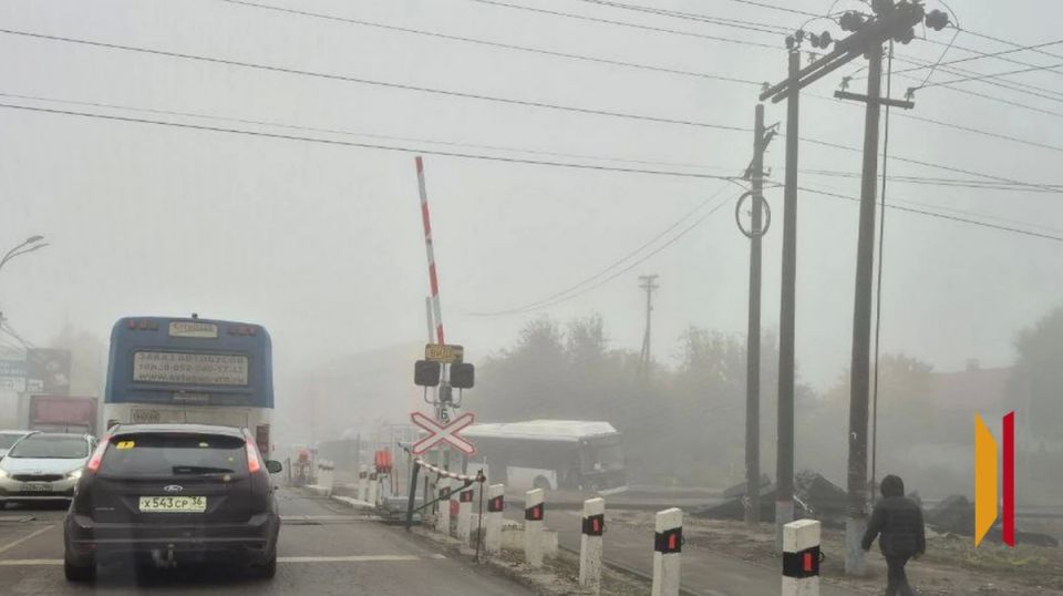 В Воронеже автобус съехал в кювет у железнодорожного переезда