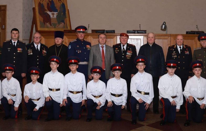 Герой России Юрий Анохин, почетный гражданин Воронежа, ветеран СОБР принял участие в присяге кадет Горожанского казачьего кадетского корпуса
