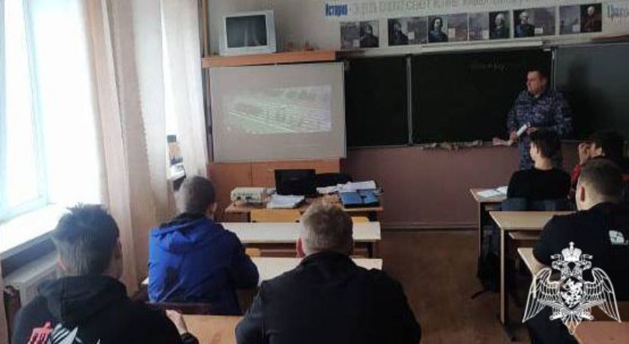 Сотрудник вневедомственной охраны Росгвардии провел тематическую встречу со студентами техникума в Воронежской области