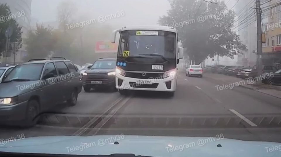 В Воронеже водитель чудом избежал ДТП с выехавшей на встречку маршруткой: видео