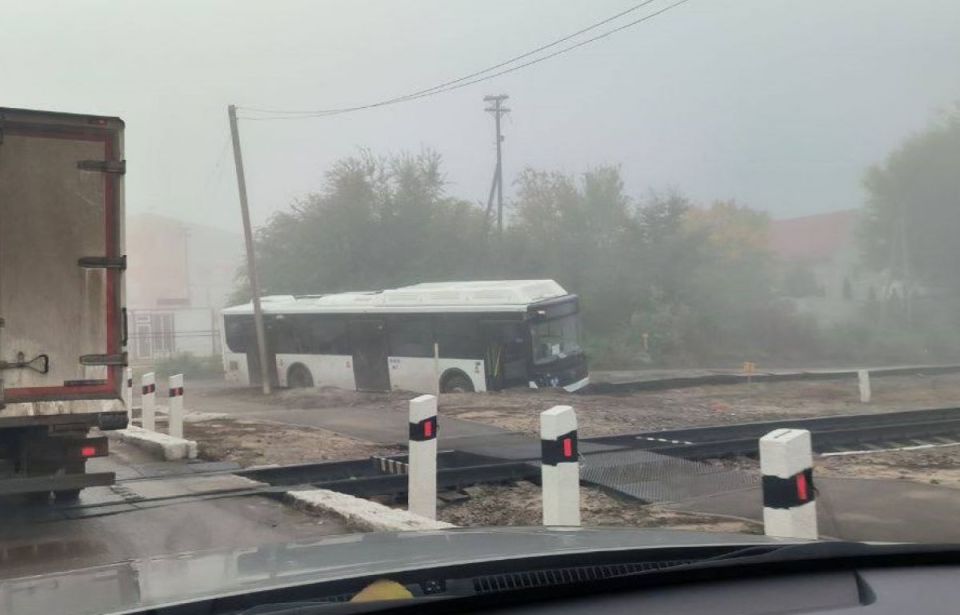 В кювете у железнодорожного переезда в Воронеже запечатлели попавший в ДТП автобус