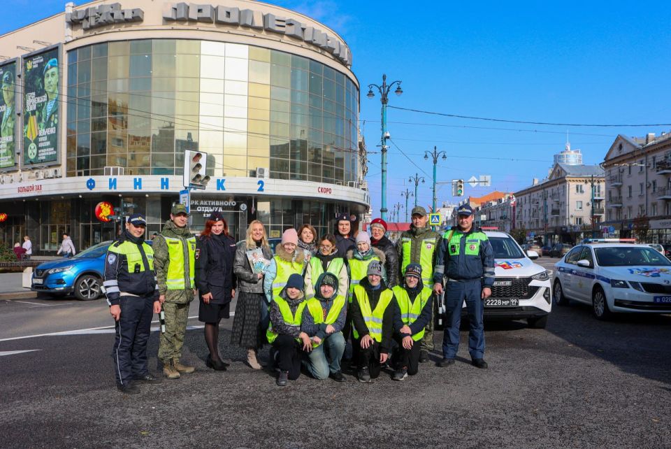 Воронежские госавтоинспекторы поздравили водителей с Днём автомобилиста прямо на дороге