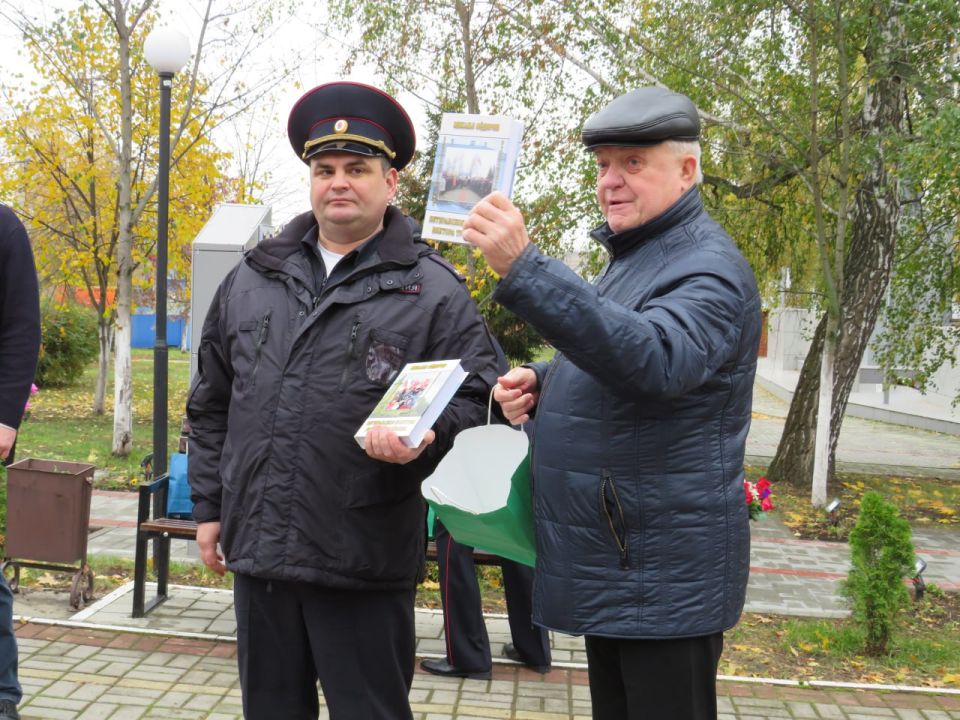 Виктор Тройнин принял участие в торжественном митинге, посвящённый памятным датам служб ОВД