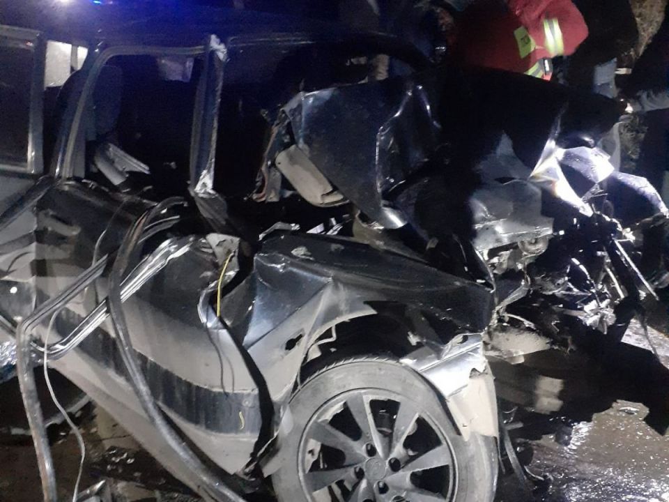 Водителя достали из искореженной легковушки после столкновения с трактором