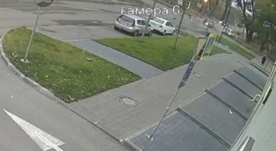 Видео гибели подростка из-за падения дорожного знака на улице Ленинградской поделились воронежцы