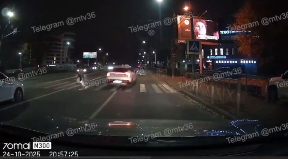 Пешеходы на переходе в Воронеже едва успели спастись от неистового гонщика