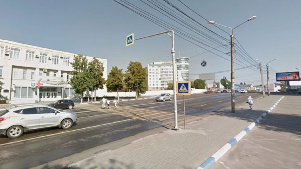 В центре Воронежа автомобиль на большой скорости едва не сбил 2 пешеходов на «зебре»