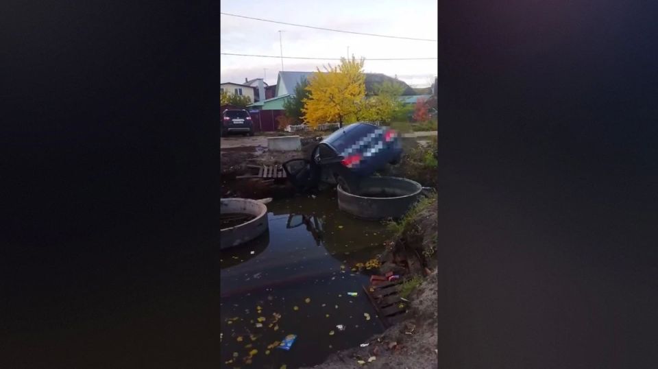 В Воронеже легковушка провалилась в котлован: видео