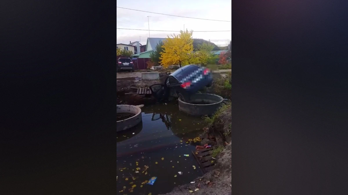 В Воронеже легковушка провалилась в котлован: видео