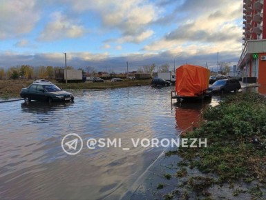 Улицы Воронежа оказались под водой после ночных дождей