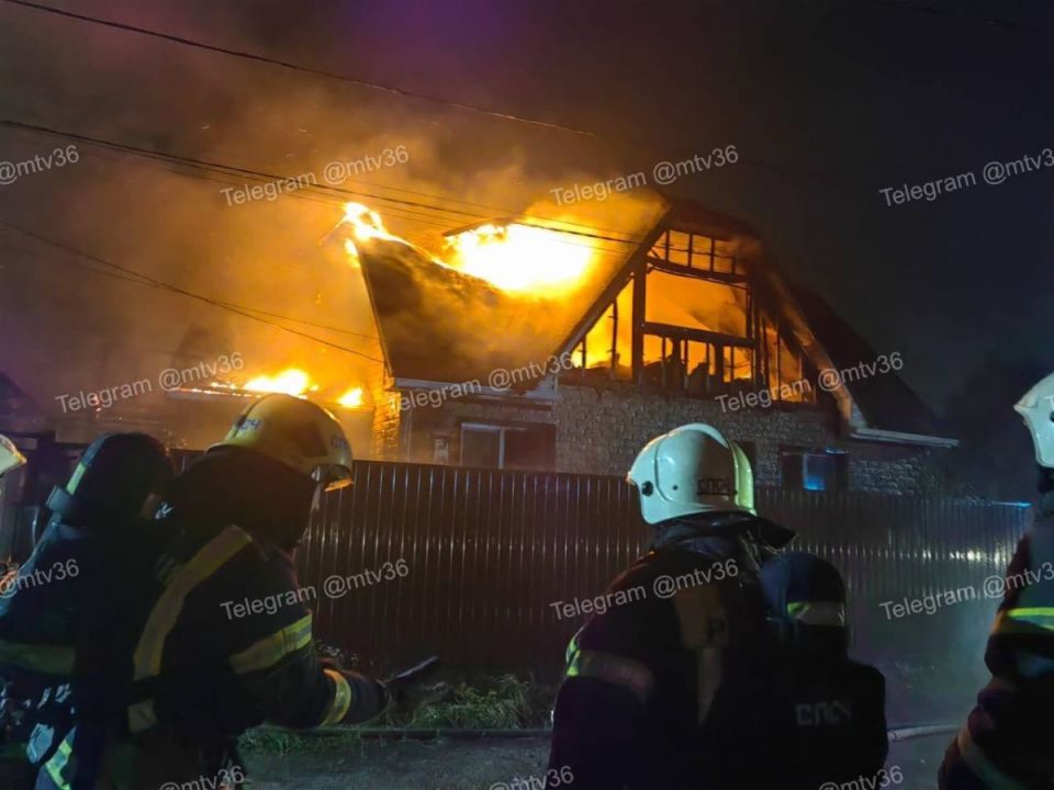 В загоревшемся частном доме на улице Антоновской в Воронеже погиб мужчина