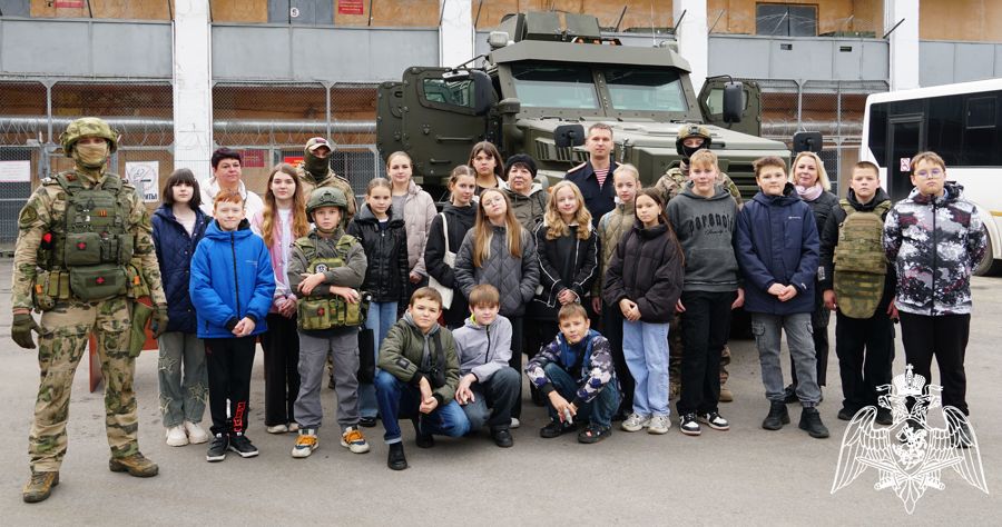 Воронежские школьники посетили базу ОМОН на транспорте «Стилет»