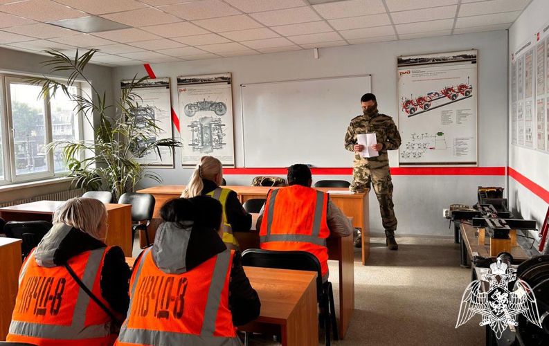 В Воронеже сотрудники ОМОН Росгвардии провели семинар безопасности с работниками железной дороги