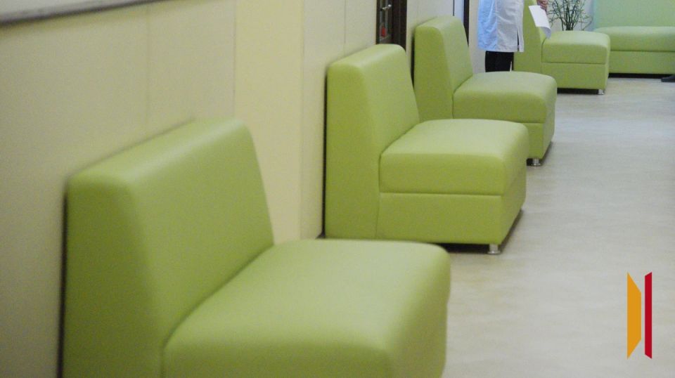 Поставщик испорченных диванов в Воронежский онкодиспансер получил условный срок