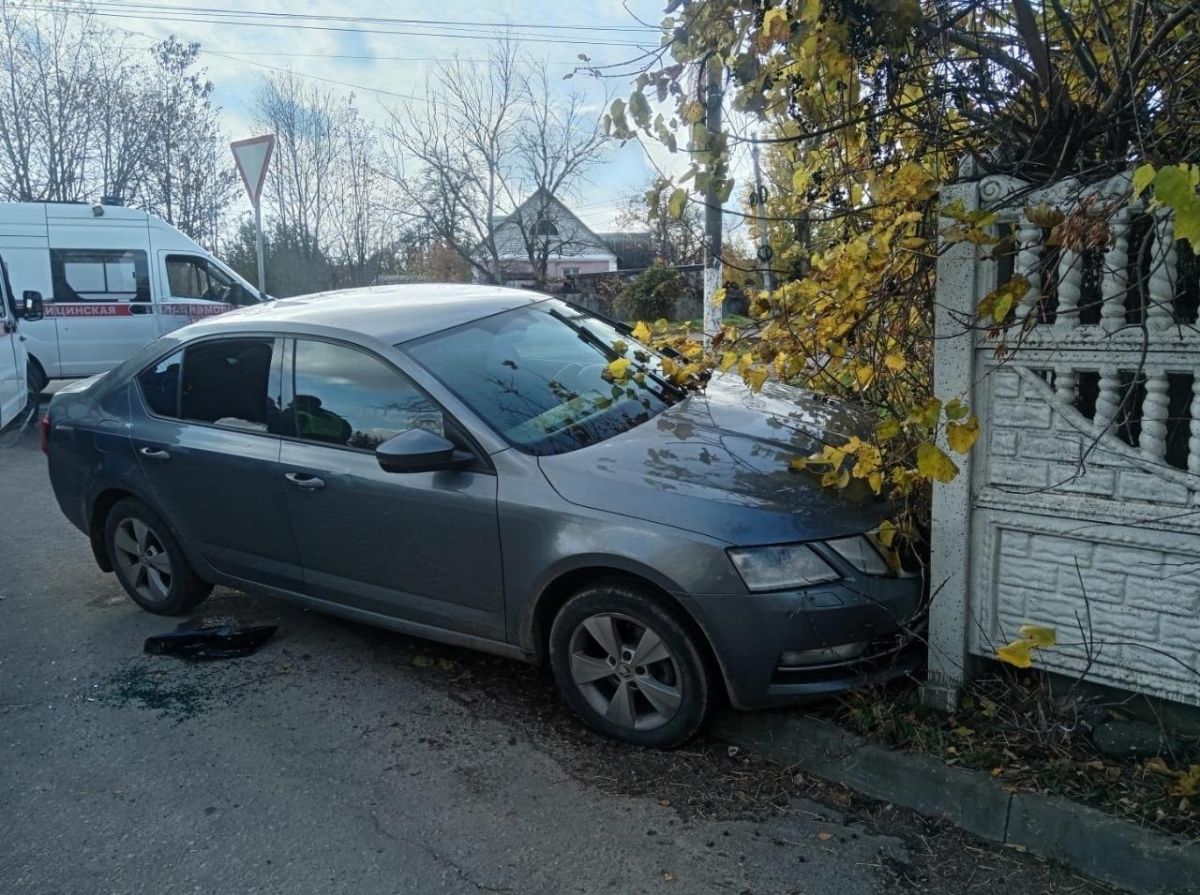 В Семилуках водитель легковушки погиб в аварии после съезда в кювет