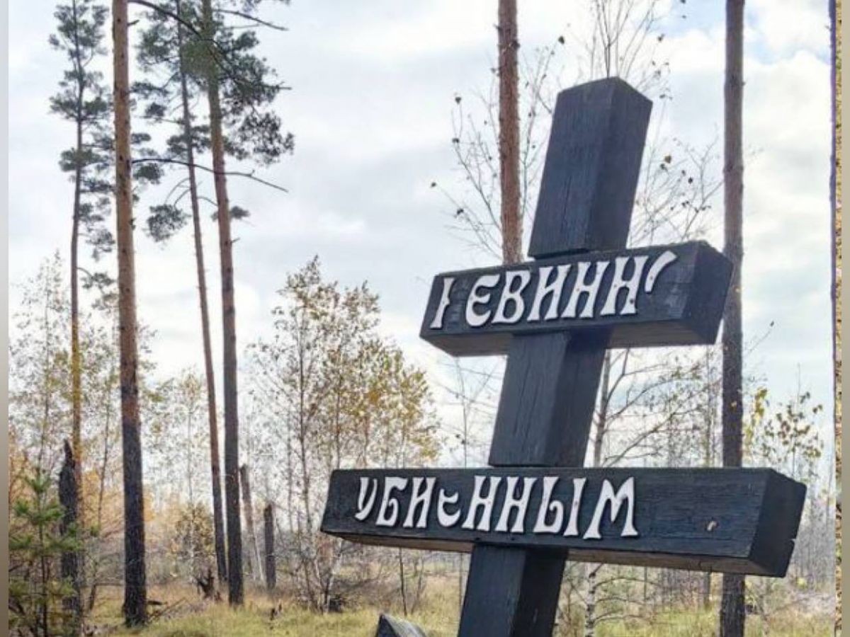 Крест «Невинно убиенным» восстановили на кладбище жертв репрессий