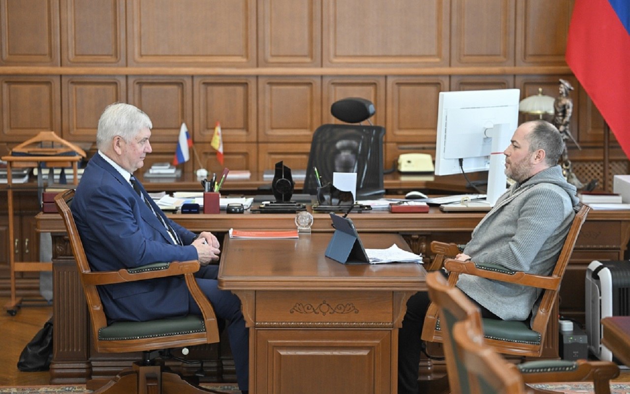 Планы по усилению воронежского «Факела» в рамках предстоящих трансферных окон губернатор Александр Гусев обсудил с генеральным директором футбольного клуба Романом Асхабадзе