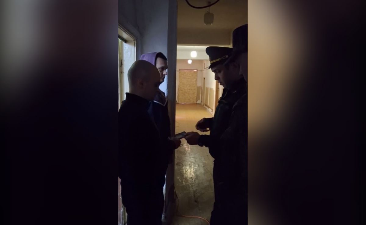 Четверых мигрантов с российским гражданством принудительно доставили в воронежский военкомат для постановки на учет