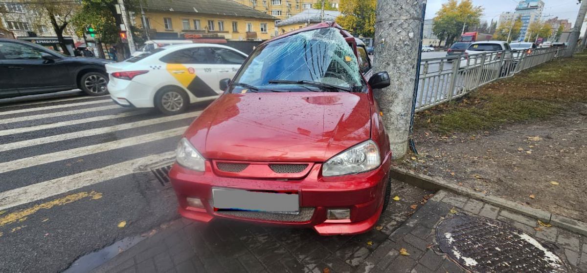 Водитель легковушки и пешеход-пенсионерка попали в больницу после аварии на Ленинском проспекте