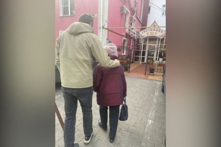 Уехавшую на поезде из Москвы бабушку с деменцией нашли волонтеры поискового отряда в Воронеже