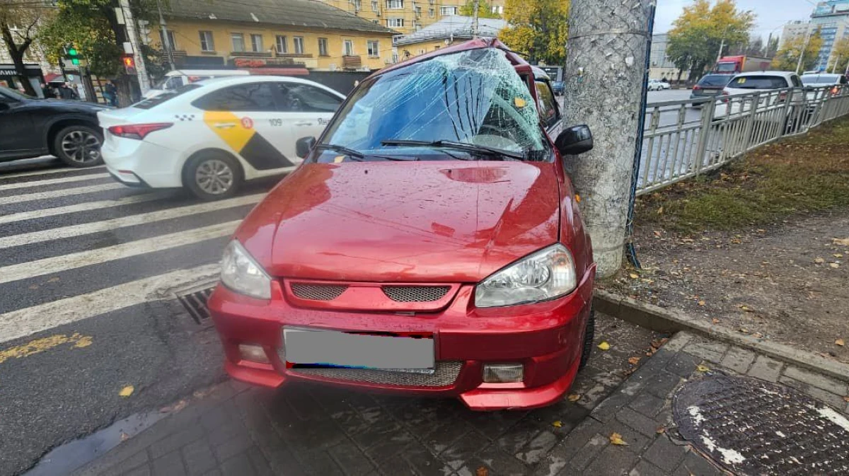 Врезавшийся в столб автомобиль в Воронеже сбил 76-летнюю пенсионерку