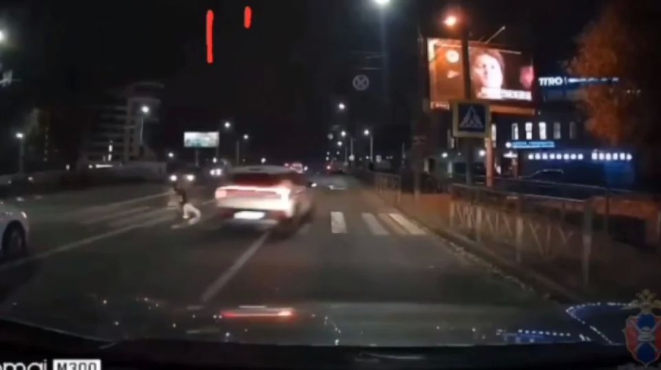 В Воронеже оштрафовали водителя, едва не сбившего двух пешеходов на «зебре»