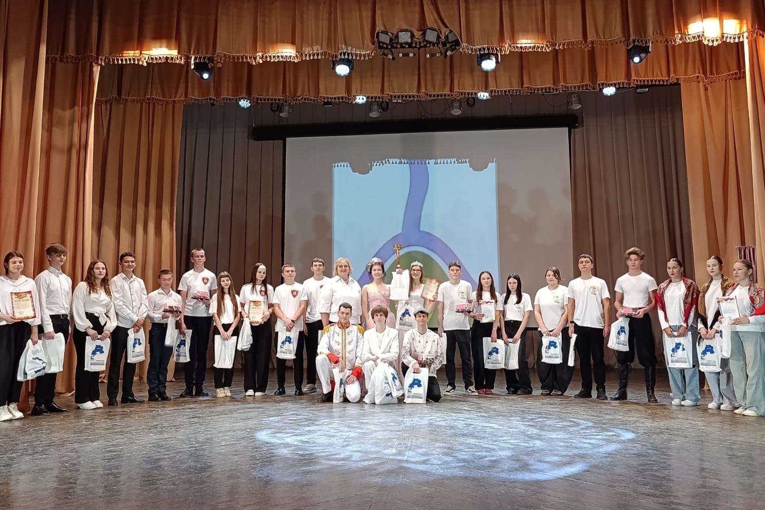 Николай Домнич помог с организацией творческого конкурса агитбригад в Россошанском районе