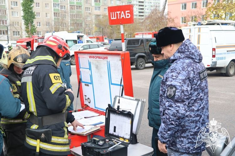 В Воронеже Росгвардия и МЧС провели совместную пожарно-тактическую тренировку