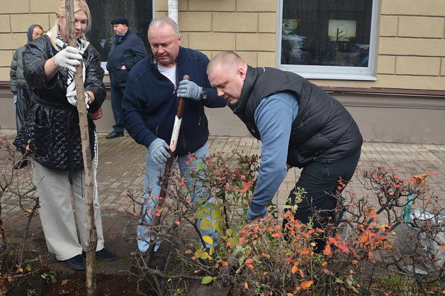 Накануне Дня народного единства депутаты городского парламента приняли участие в экологической акции