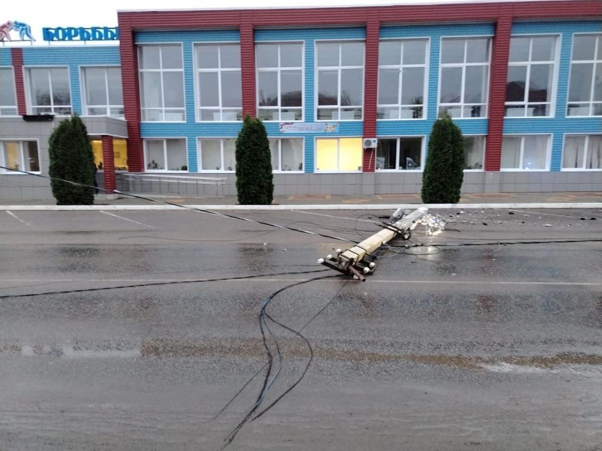 В Богучаре часть улицы осталась без света из-за автомобилиста, который снес опору ЛЭП