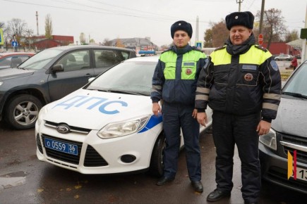 Госавтоинспекторы Борисоглебского района помогли срочно доставить водителя большегруза до больницы