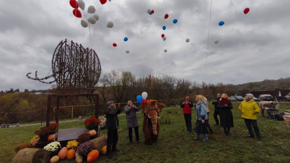 Мамонт-призрак поселился в Воронежской области: в Костенках прошло торжественное открытие нового арт-объекта