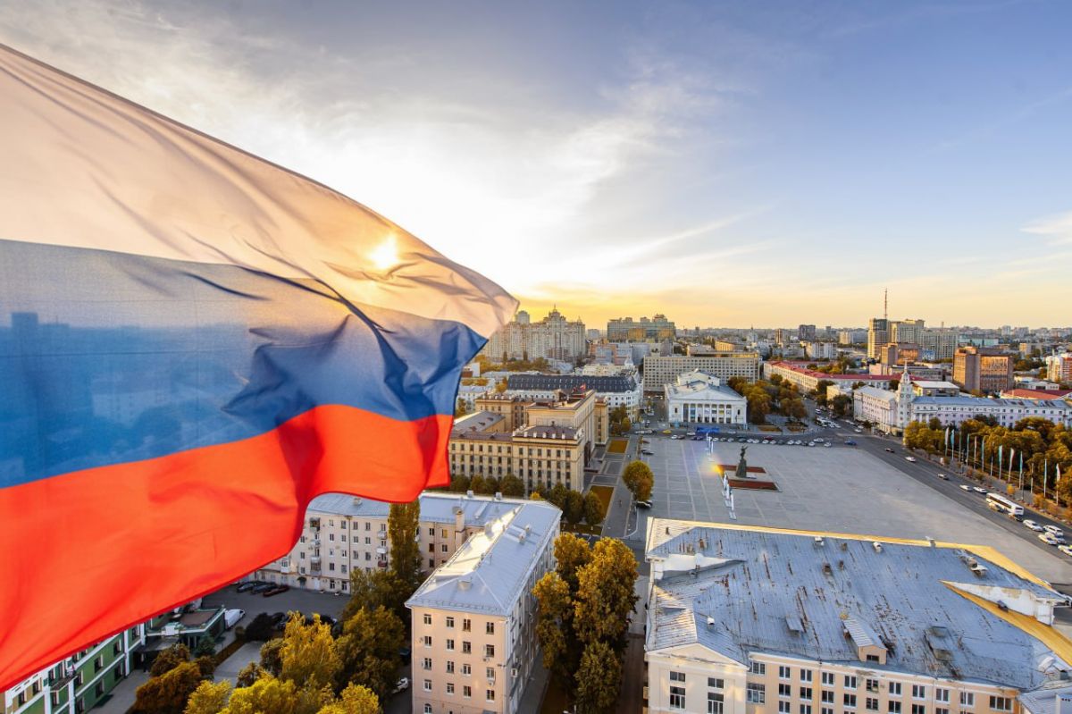 На Советской площади в Воронеже развернули стометровый триколор