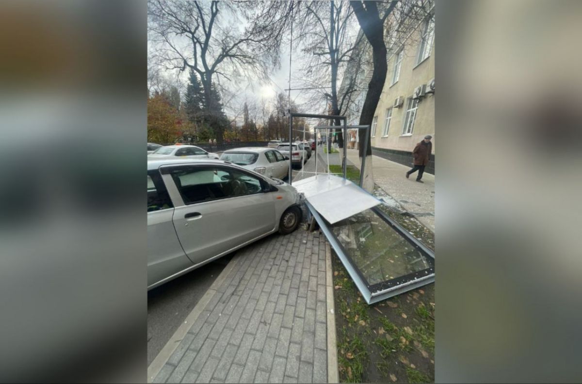 B aвтомобильной аварии с разбитым рекламным щитом в центре Воронежа не оказалось пострадавших