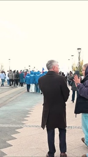 На Советской площади Воронежа развернули 100-метровый триколор в честь Дня народного единства