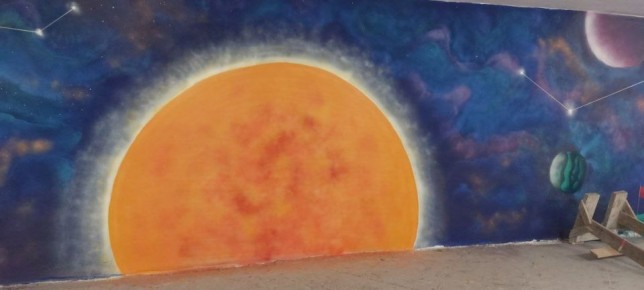 В подземном переходе на улице Ворошилова стены приобрели тематику космоса