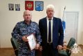 Сотруднику вневедомственной охраны Росгвардии вручил благодарность глава Нижнедевицкого района Воронежской области