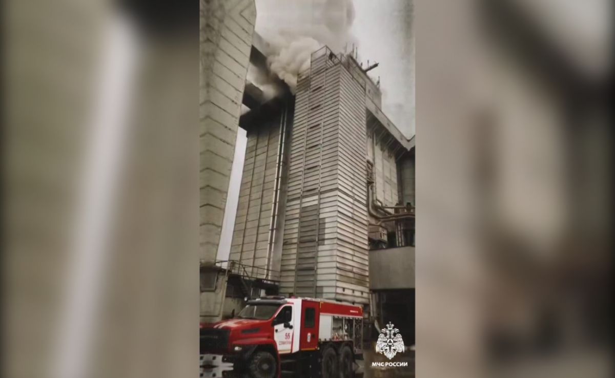 Спасатели поделились кадрами тушения пожара на элеваторе под Воронежем, который уничтожил 80 тонн зерна