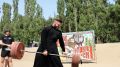 Воронежский священник одной рукой поднял штангу весом в 200 кг