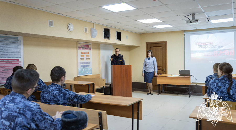 Офицер Росгвардии провел семинар «Профилактика террирозма и экстримизма в молодежной среде» в Воронежском институте ФСИН