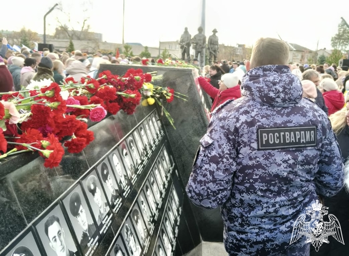 В Воронежской области представители Росгвардии приняли участие в церемонии открытия мемориала сотрудникам, погибшим при исполнении воинского долга