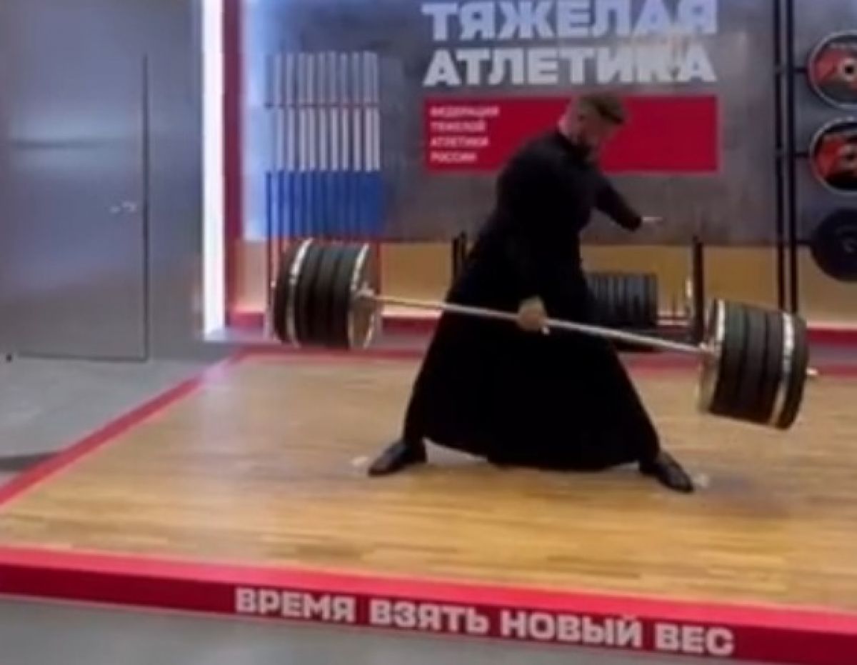 Воронежский батюшка взял вес в 200 кг одной рукой