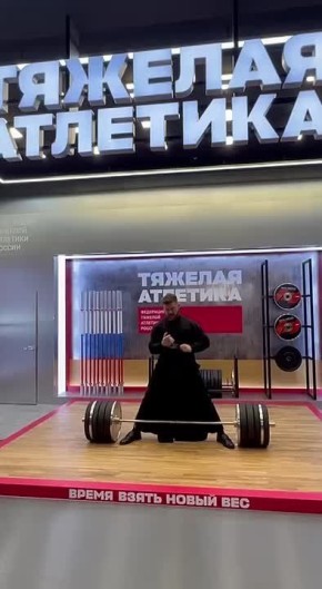 Воронежский священник одной рукой поднял 200-килограммовую штангу