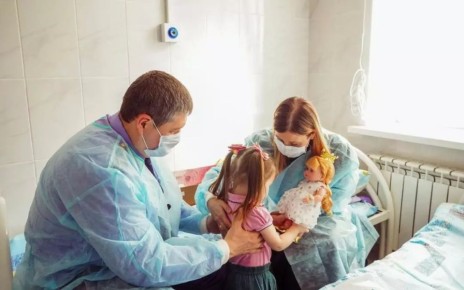 Приемную семью нашли для 3-летней девочки, которую одну на несколько дней в квартире без еды и воды оставила 20-летняя мать