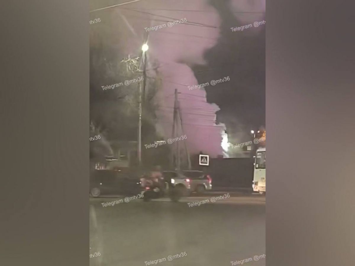 Пар поднялся над Ленинским проспектом из-за повреждения водопроводной линии