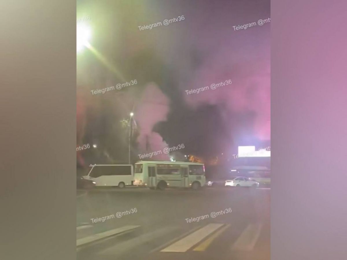 Вечерний Ленинский проспект заволокло дымом