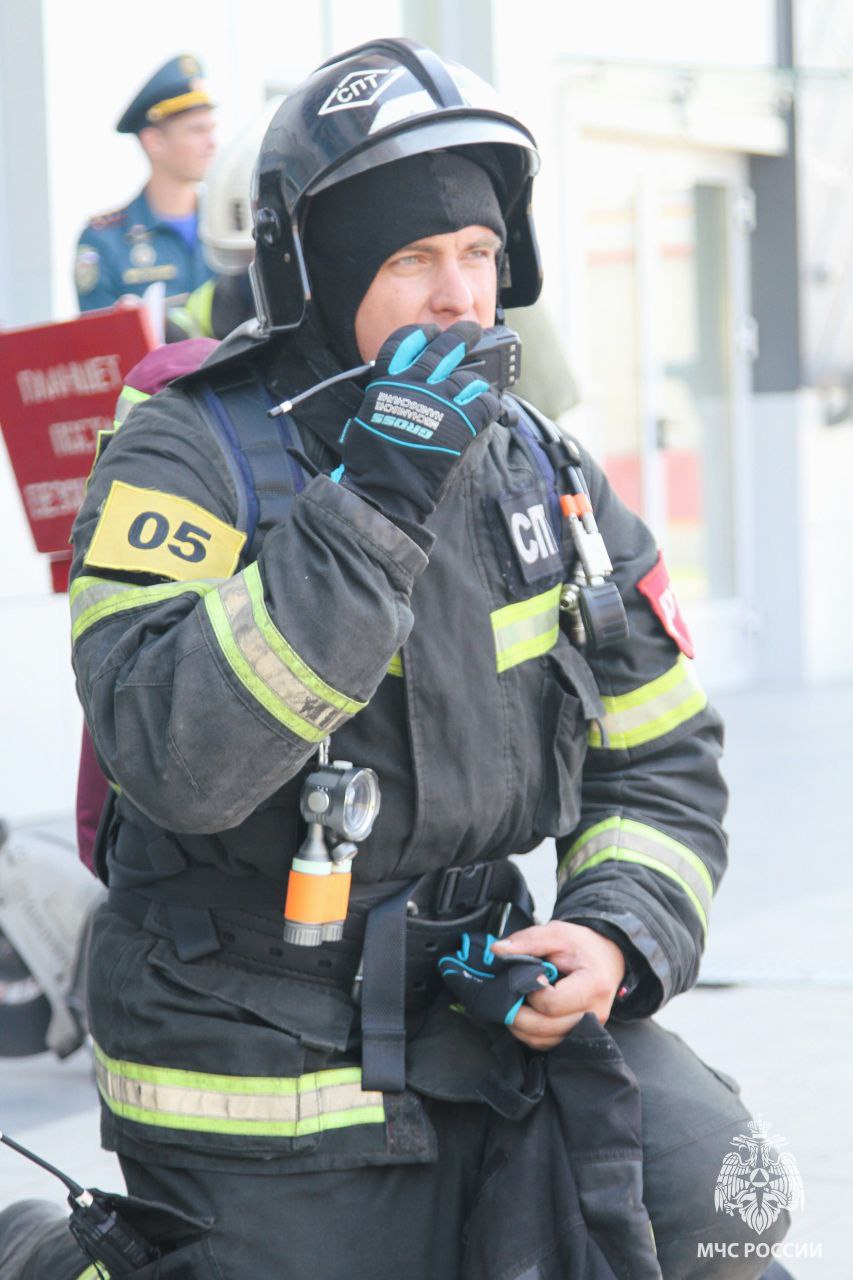 Хороших и безопасных выходных желает всем Алексей Усов - старший помощник начальника дежурной смены службы пожаротушения!