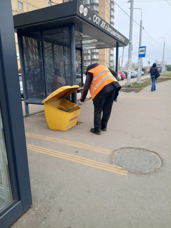 Специалисты комбината благоустройства Советского района приступили к установке специализированных контейнеров для хранения песка