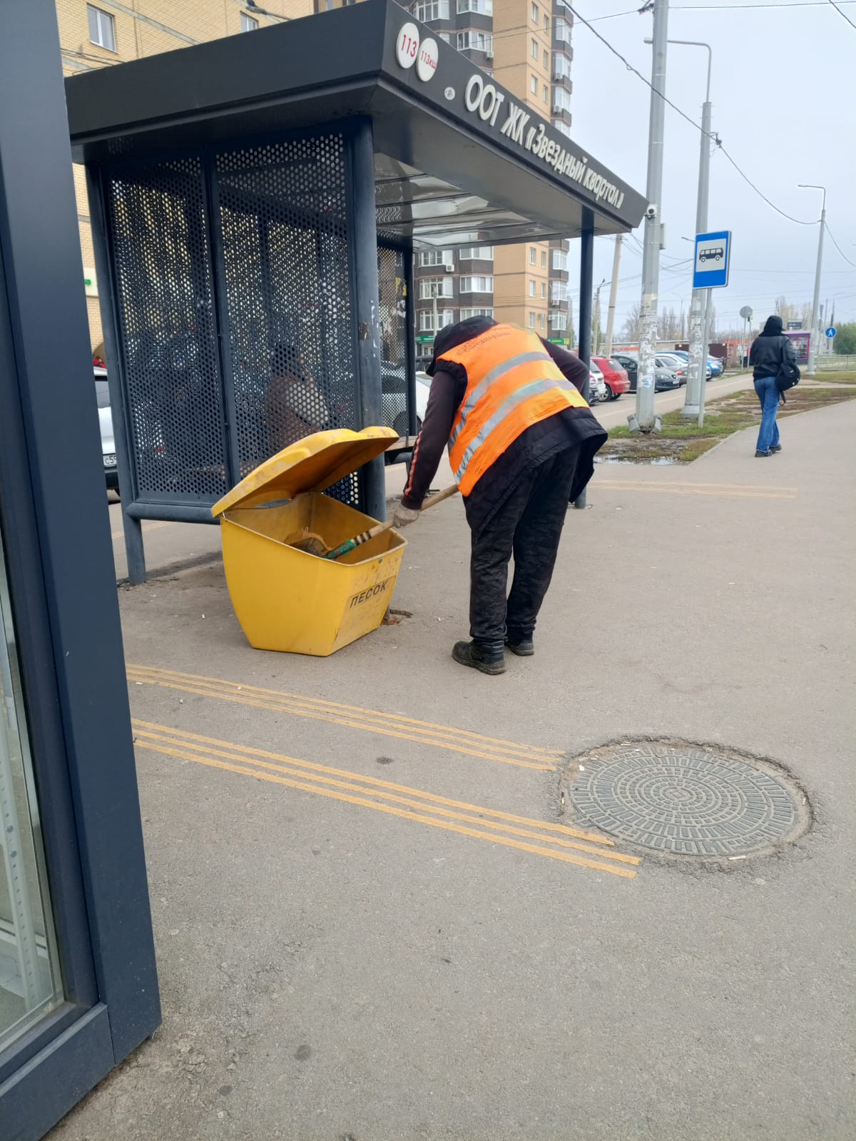 Специалисты комбината благоустройства Советского района приступили к установке специализированных контейнеров для хранения песка
