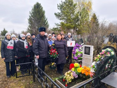 В Ртищево транспортные полицейские почтили память сотрудников органов внутренних дел, погибших при выполнении служебных обязанностей